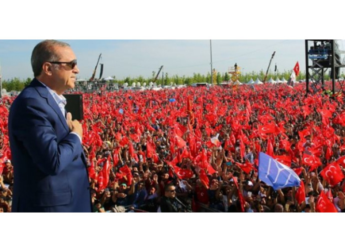 Il premier Erdogan dopo la manifestazione di piazza di domenica Il premier Erdogan dopo la manifestazione di piazza di domenica